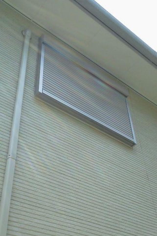 世田谷区　O邸　　台風もこれで安心　むき出しのガラス窓にシャッターを後付け